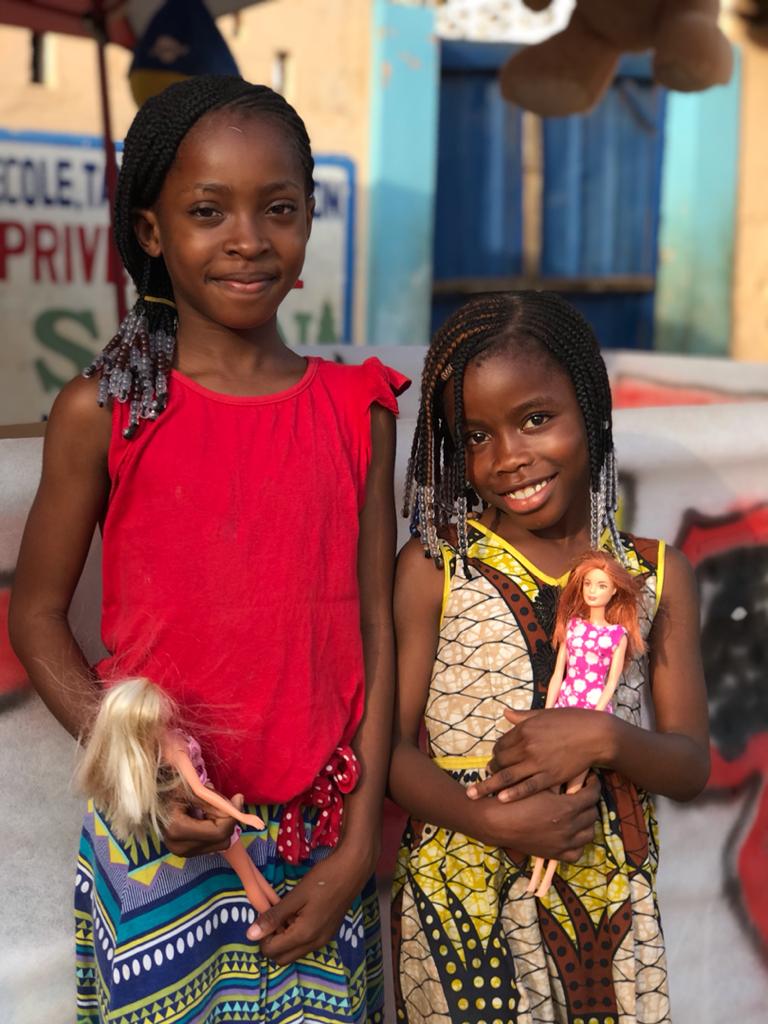 Zwei fröhliche Mädchen