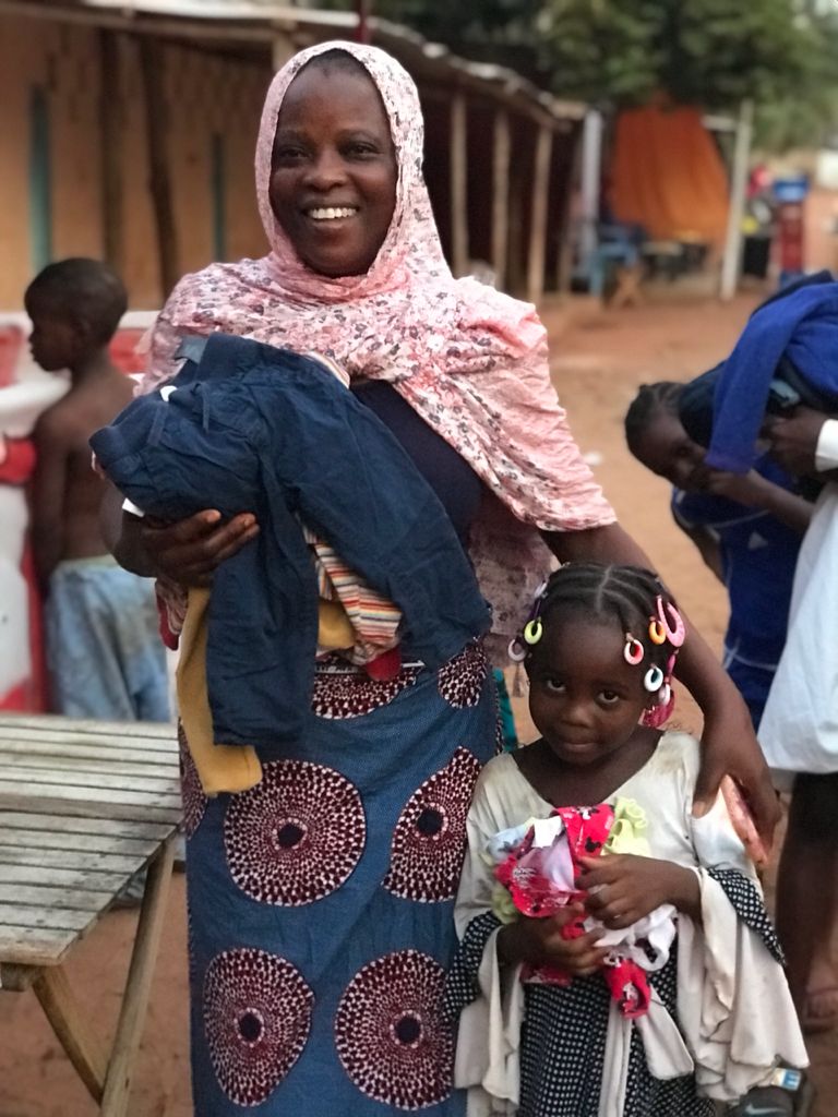 Fröhliche Mutter mit Kind