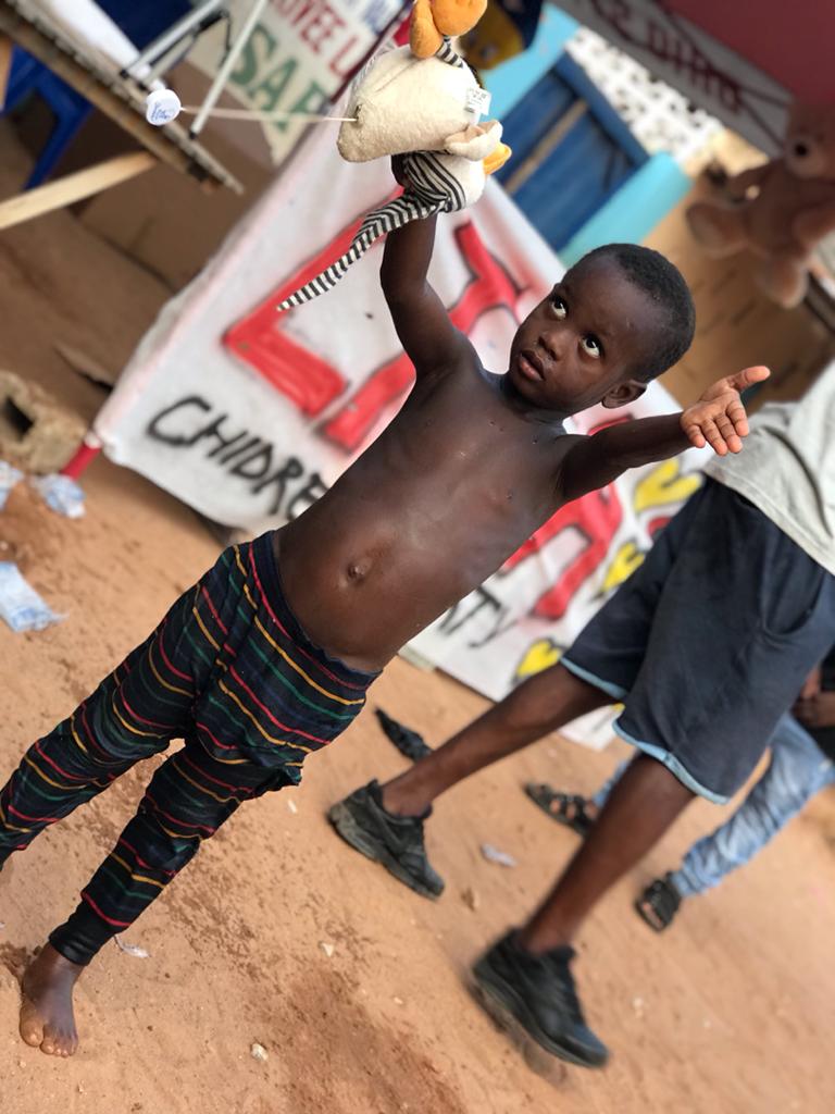 Fröhlicher Junge mit Daumen hoch